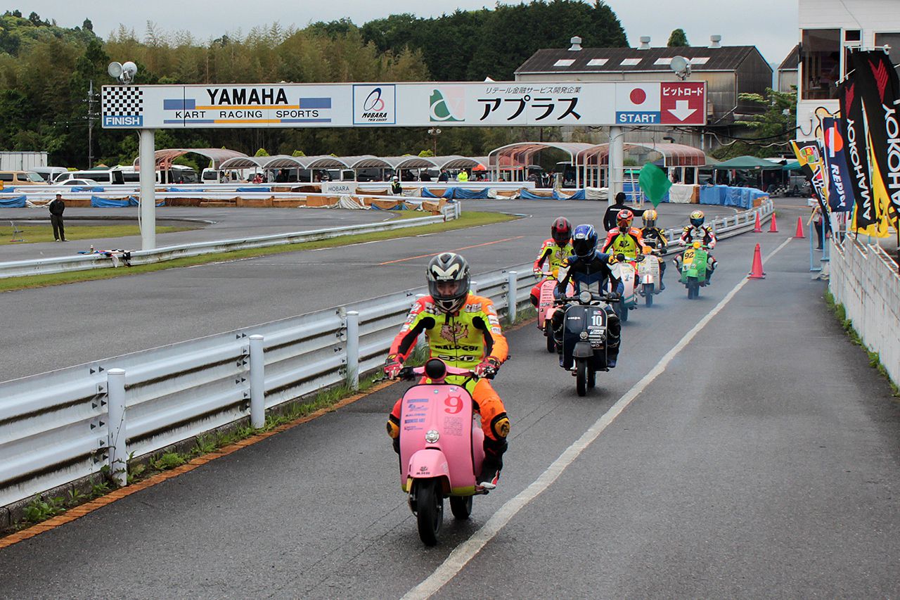 再度コースインしていくライダー達